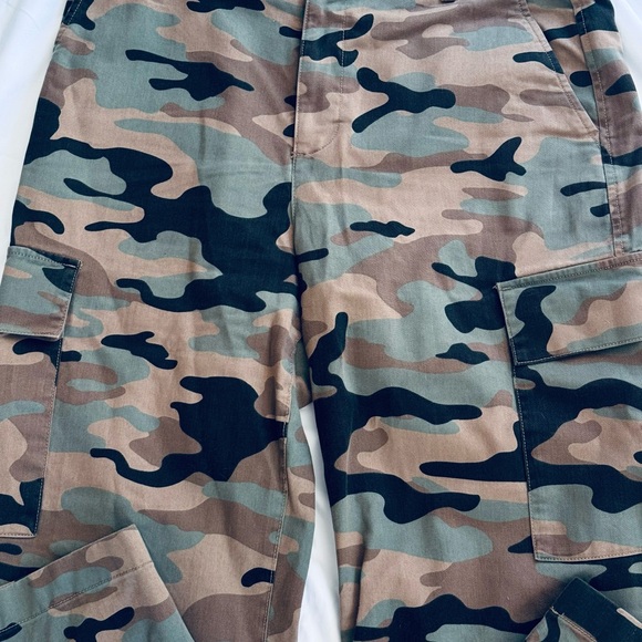 GAP Camouflage Cargo Pants - Black and Tan Size 12 - Picture 5 of 10